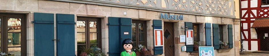 Playmobil-Männchen vorm Stadtmuseum Zirndorf